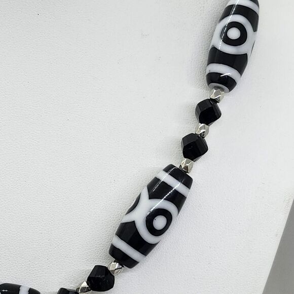 Black And‎ White Beaded Necklace - Picture 3 of 6
